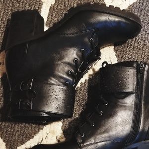 Size 9 womens black combat bootie with heel